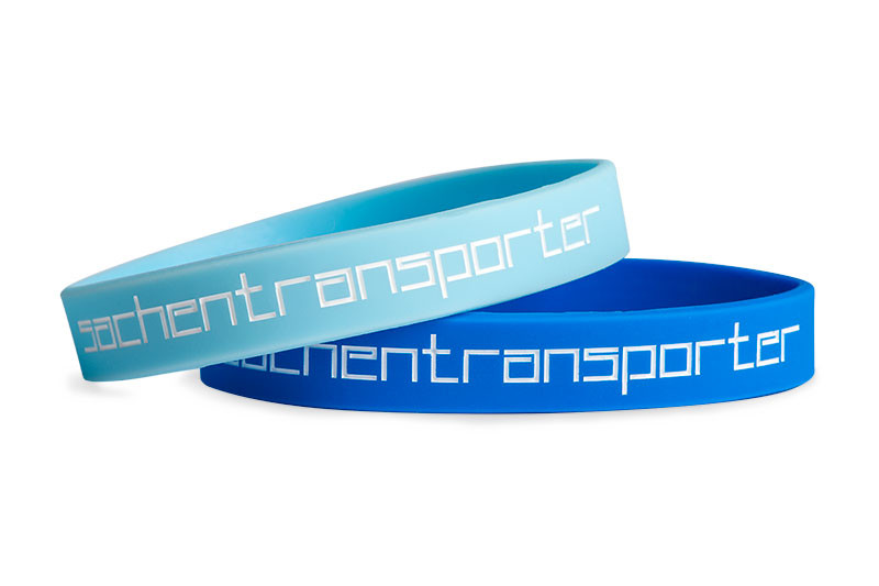 Ihr pers&ouml;nlicher Text wird in die Kunststoffb&auml;nder (100% Silikon) gestanzt und anschlie&szlig;end mit der von Ihnen gew&auml;hlten Farbe gef&uuml;llt. Es stehen Ihnen &uuml;ber 2000 Farben zur Verf&uuml;gung, um das perfekte Armband f&uuml;r Ihre Anforderungen zu erstellen.