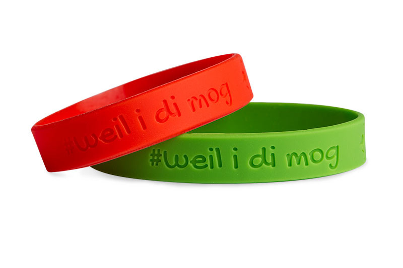 Ihr Text wird direkt in das Kautschukarmband (100% Silikon) graviert. Anders als bei anderen Optionen, gibt es keine F&uuml;llfarbe. Der Text wird in derselben Farbe wie Ihr Kautschukarmband graviert, was eine einheitliche Optik schafft.