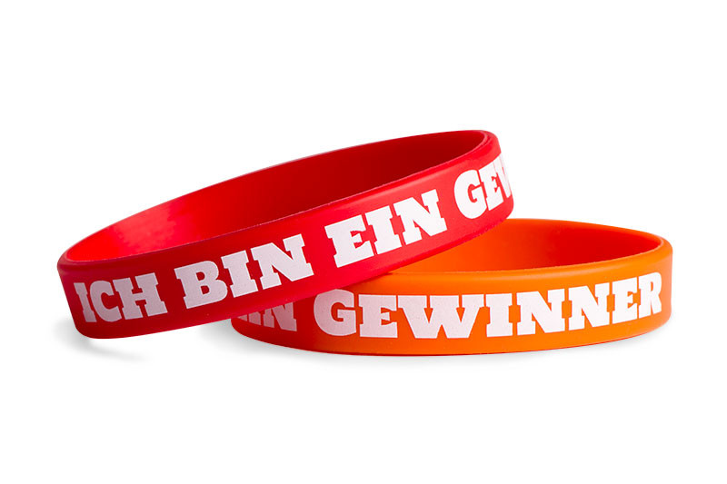 Das Silikonarmband mit personalisiertem Text ist das am meisten nachgefragte unter allen Silikonarmb&auml;ndern. Der individuelle Text wird ohne Hochpr&auml;gung oder Gravur direkt auf das Armband gedruckt. Dabei kann das Armband in jeder beliebigen Farbe bedruckt werden.