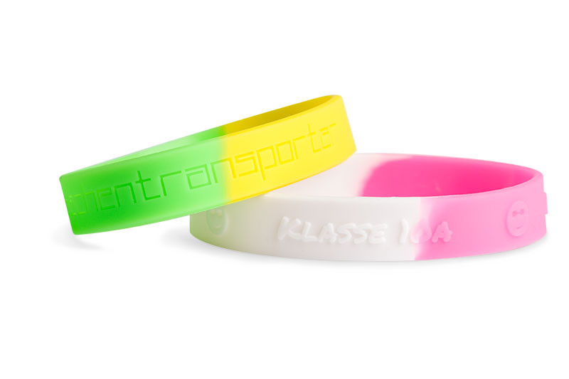 Teilen Sie jedes Ihrer Kunststoffb&auml;nder mithilfe von mehrfarbigem Gummi in Segmente. Die Farben werden auf jedem Armband gleichm&auml;&szlig;ig verteilt.