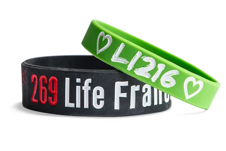 Si vous voulez communiquer de manière originale et efficace, les bracelets en silicone gravé rempli sont un excellent choix. Confortables et élégants, ils sont légers, solides et réutilisables à volonté, et peuvent être personnalisés selon vos besoins. Pour une communication efficace, ne manquez pas de les considérer.