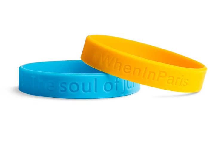 Pour augmenter la visibilité de votre marque, les bracelets en silicone gravés sont un outil de communication idéal. Ce bijou élégant est devenu un incontournable dans le monde professionnel, fabriqué à partir de matériaux confortables qui sont à la fois résistants à l'eau et durables.