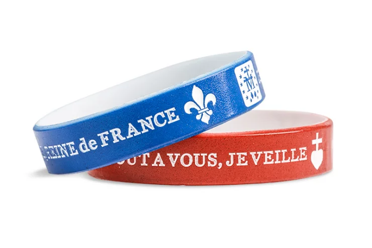 Choisissez un bracelet en caoutchouc pour un style robuste, ou bien optez pour l'une des deux options de couleur de silicone disponibles. Personnalisez-le en ajoutant la couleur de votre choix pour le texte.