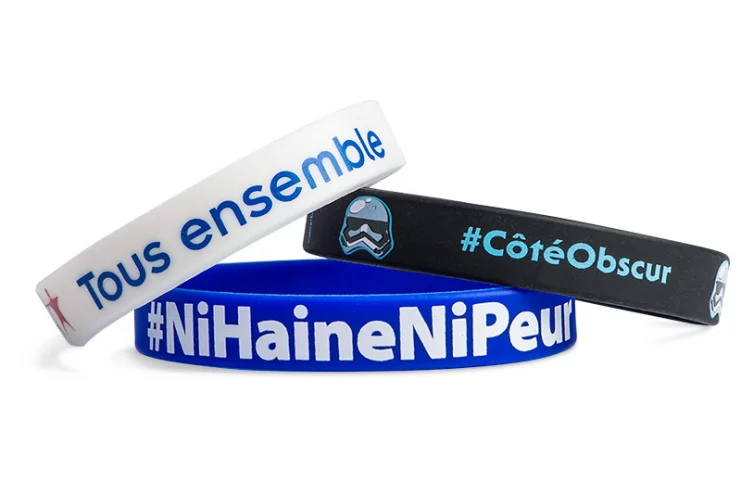 Le plus populaire de tous les bracelets en silicone. Votre message personnalisé est imprimé sur le bracelet, aucun gaufrage ou gravure requis. Les bracelets peuvent être imprimés dans n'importe quelle couleur.