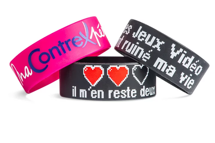 Rendez votre logo encore plus visible sur les bracelets de soirée en sélectionnant différentes options de style telles que la gravure ou l'impression, disponibles sur des bracelets de 25mm de large.