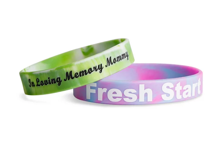 Vous voulez être différent de vos concurrents tout en respectant votre budget ? Les bracelets en silicone marbré sont une solution élégante et économique qui ajoutera une touche de créativité à vos événements et impressionnera vos clients. Chez Silibracelets, votre fournisseur de bracelets en silicone, vous pouvez passer commande et obtenir des articles promotionnels qui reflètent parfaitement la personnalité de votre entreprise.