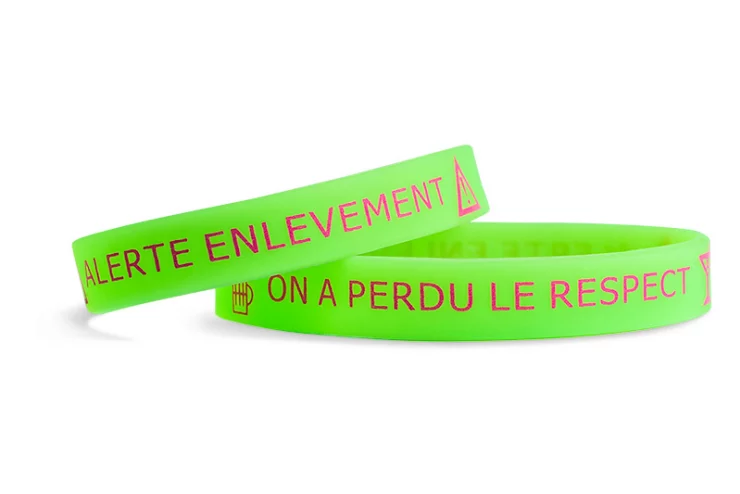 Les bracelets phosphorescents rechargeables en silicone sont des accessoires populaires qui sont utilisés pour la sécurité routière, les événements de nuit et les activités de loisirs. Ils sont fabriqués en utilisant un silicone blanc lumineux qui est chargé par une source de lumière, comme la lumière du jour, et brille dans l'obscurité. Ils sont également réutilisables, car ils peuvent être rechargés en les exposant à nouveau à la lumière.