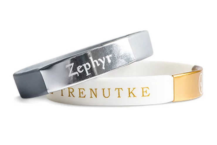 Vous cherchez un article promotionnel qui soit à la fois coloré et original pour votre société ou votre événement ? Ne cherchez plus, optez pour les bracelets en silicone plaquette ! Dotés d'une variété de 13 couleurs de plaque différentes, vous êtes sûr(e) de trouver celui qui correspond le mieux à votre image de marque. Fabriqués avec des matériaux de qualité supérieure, ces bracelets en silicone fluo garantissent un excellent rendu de la couleur ainsi qu'une grande résistance à l'usure.